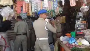 Personel-Satpol-PP-dan-WH-Aceh-Utara-merazia-rokok-ilegal.jpg