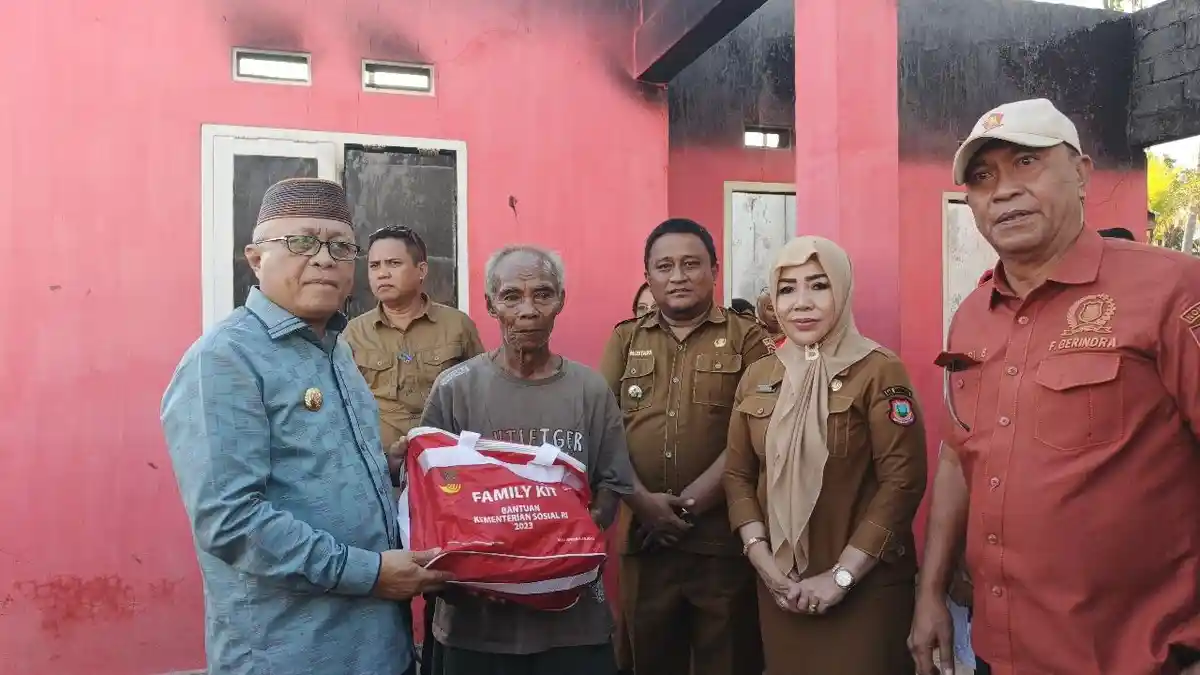 Pemkab Gorontalo Bantu Korban Kebakaran di Tenggela, Bupati Sofyan Puhi Bantu Bangun Rumah
