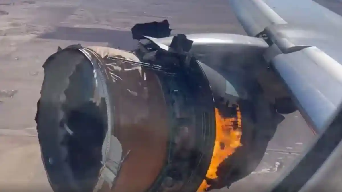 VIDEO Viral Mesin Pesawat Boeing 777 Meledak & Terbakar di Udara, Pecahan Mesin Hantam Rumah Warga