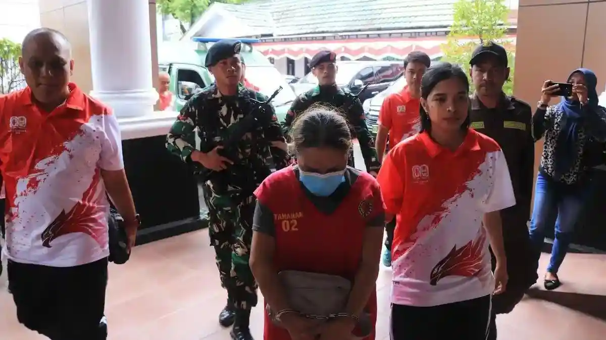 JPU Terima Tersangka GS dan Barang Bukti Dugaan Korupsi Proyek Jalan SBB Senilai Rp. 31 Miliar