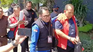 Kadis-ESDM-Jatim-Aris-Mukiyono-dan-dua-orang-stafnya-ditangkap-Penyidik-Kejati-Jatim.jpg