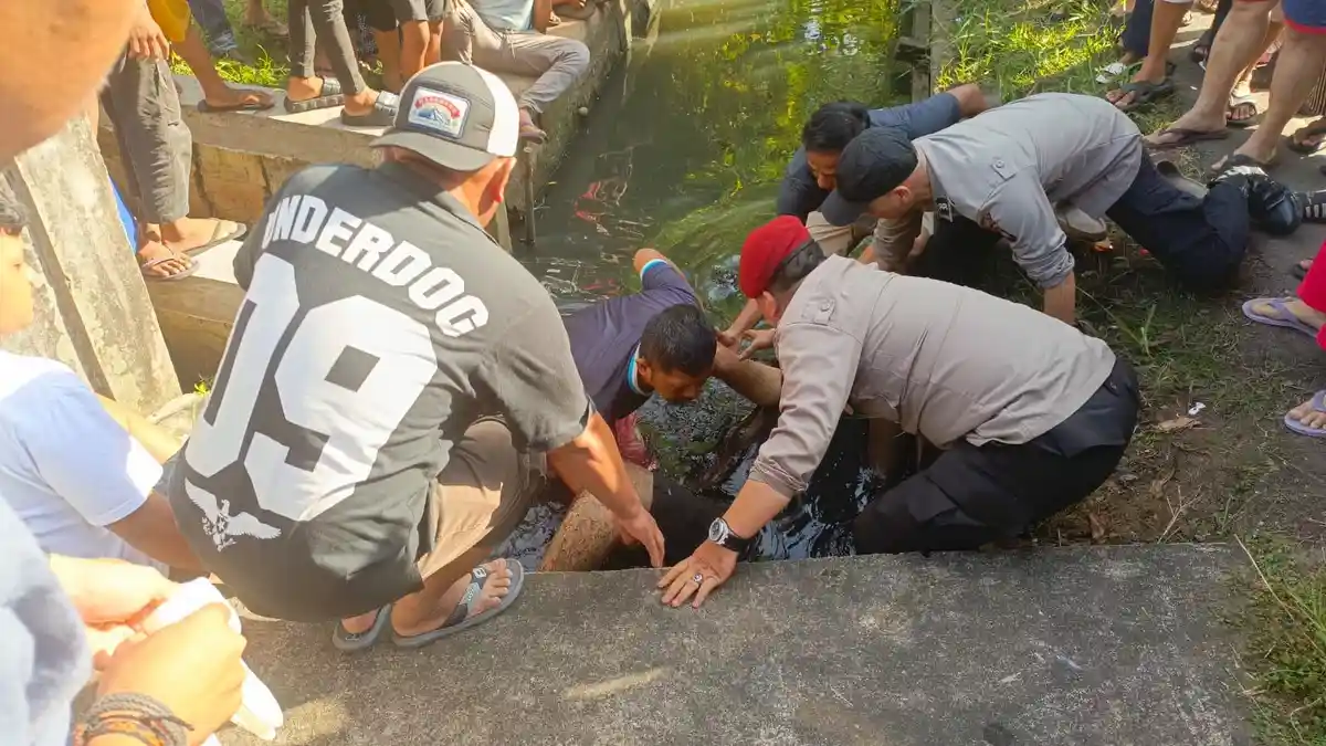 BREAKING NEWS - Warga Pontianak Barat Digegerkan Penemuan Mayat Pria di Parit
