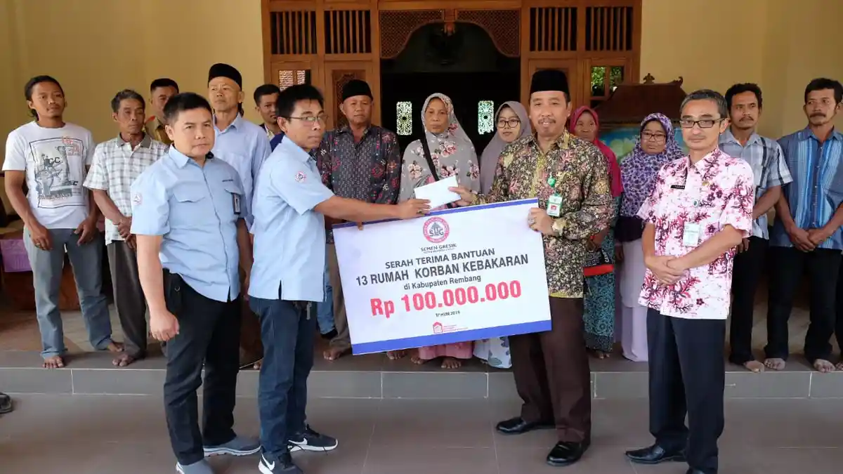 13 Keluarga Korban Kebakaran 3 Bulan Terakhir di Rembang Dapat Bantuan dari Semen Gresik