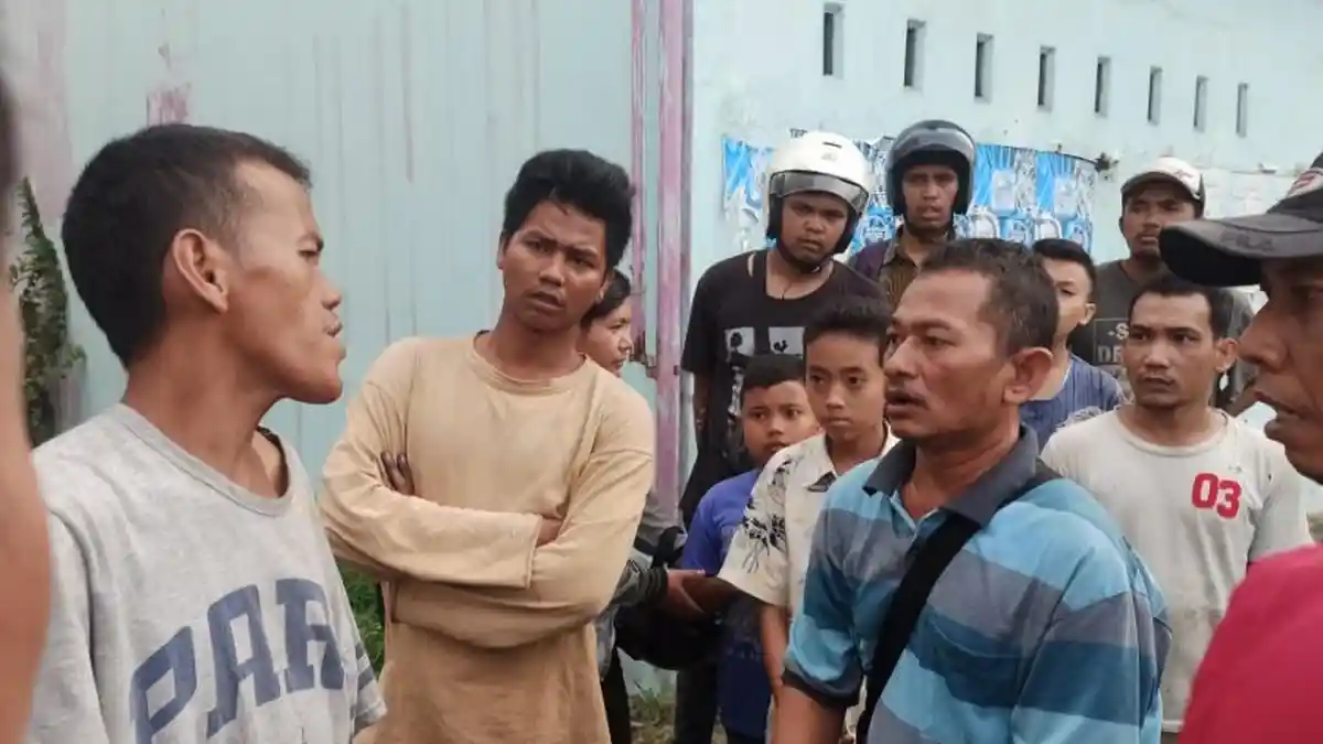 Tak Terima Ditegur Buang Sampah, Pria Ini Malah Pukul Hartono Pakai Besi Hingga Peot