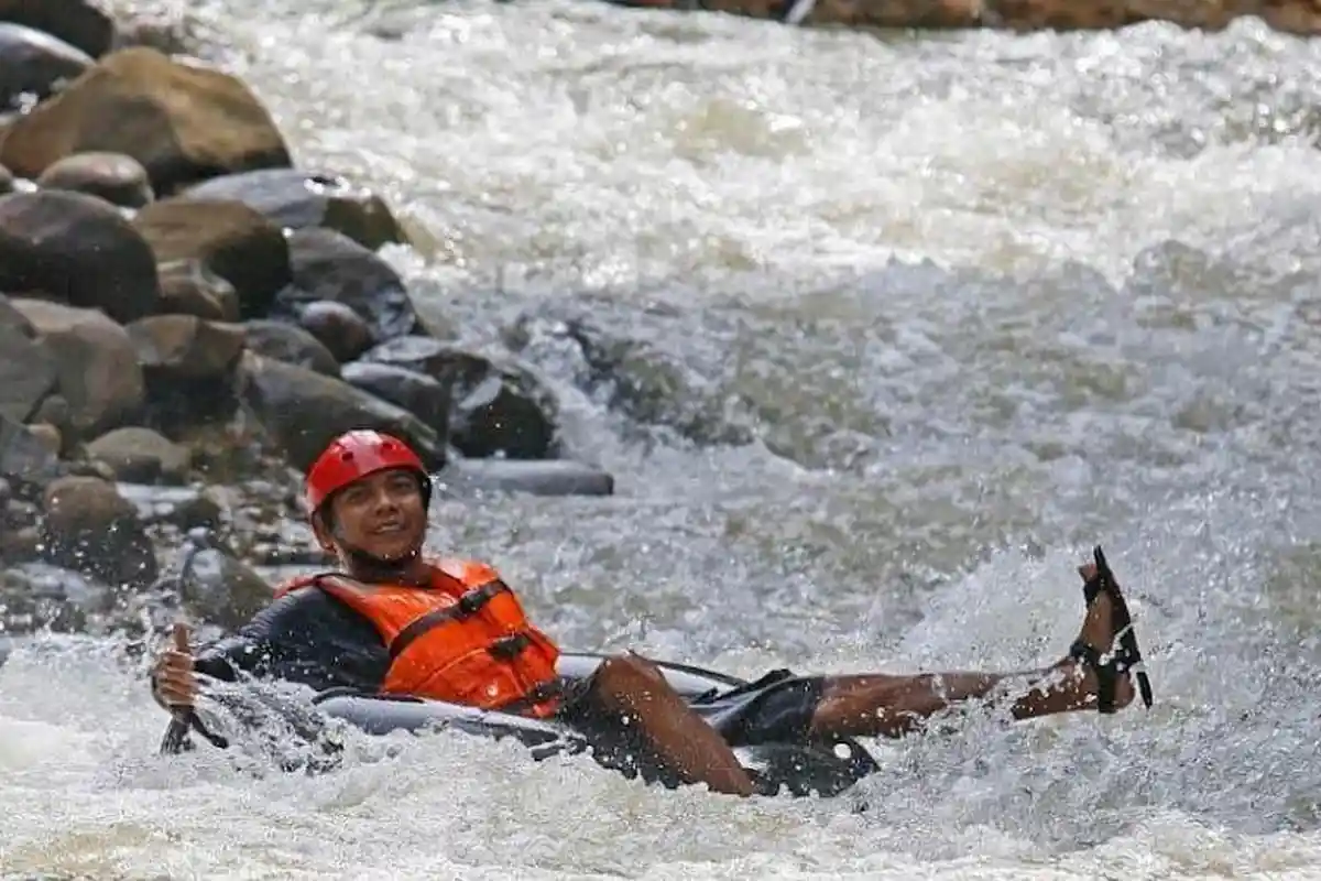 Yuk, Nikmati Wisata Adrenalin Sedekan River Tubing Ciamis Yang Seru Bikin Susah Move On