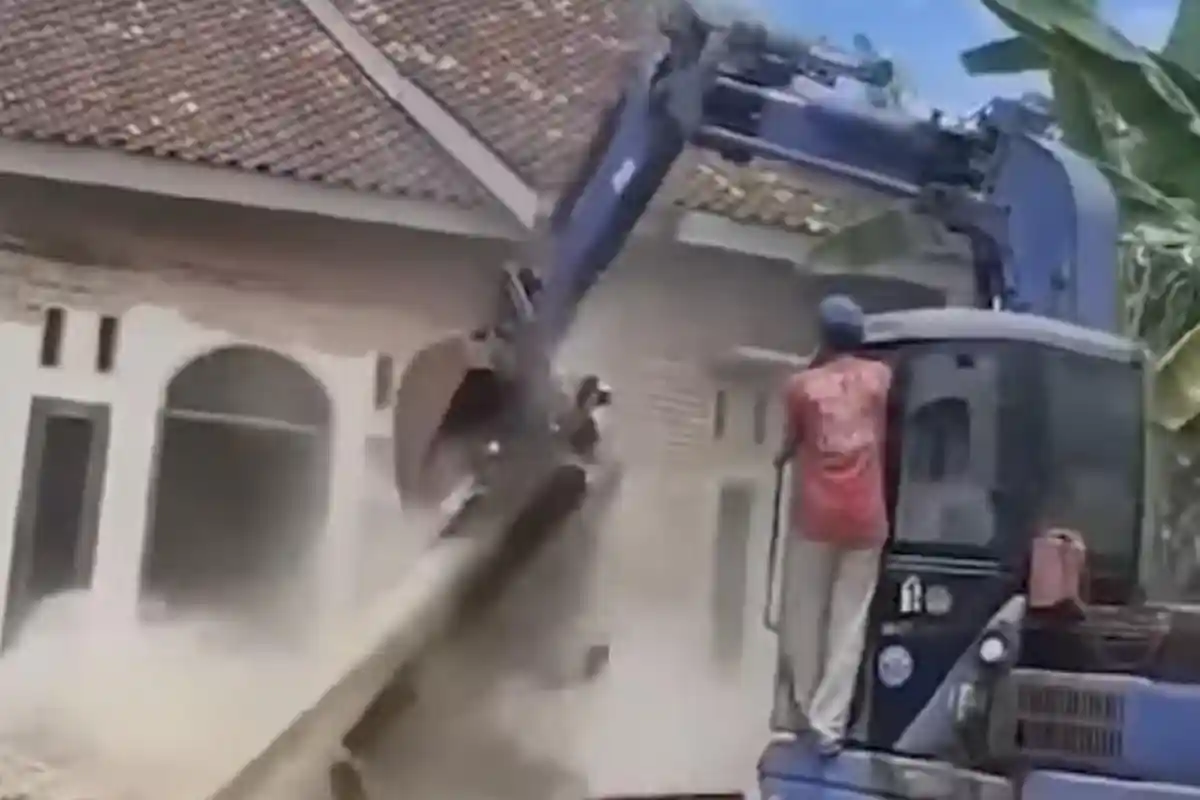 10 Fakta Video Viral TKW Robohkan 2 Rumah Pakai Excavator Setelah Bercerai
