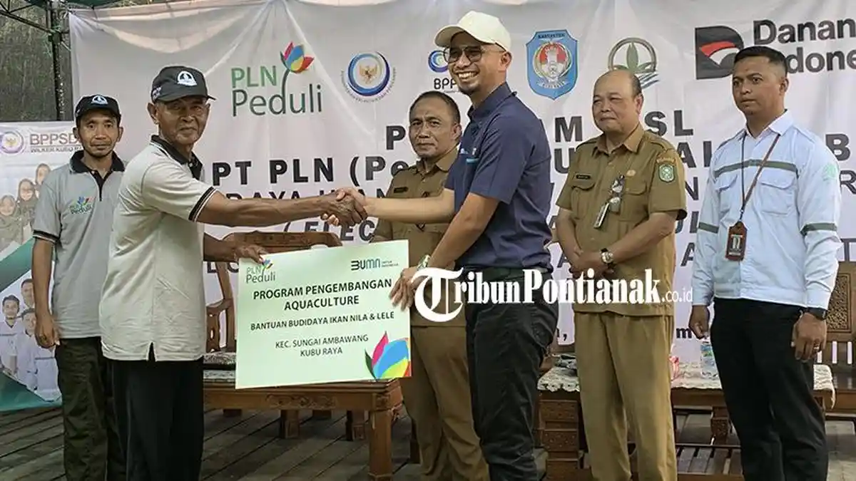 PT PLN UIP Serahkan Bantuan Program TJSL Budidaya Ikan Air Tawar dan Jamur Tiram di Kubu Raya