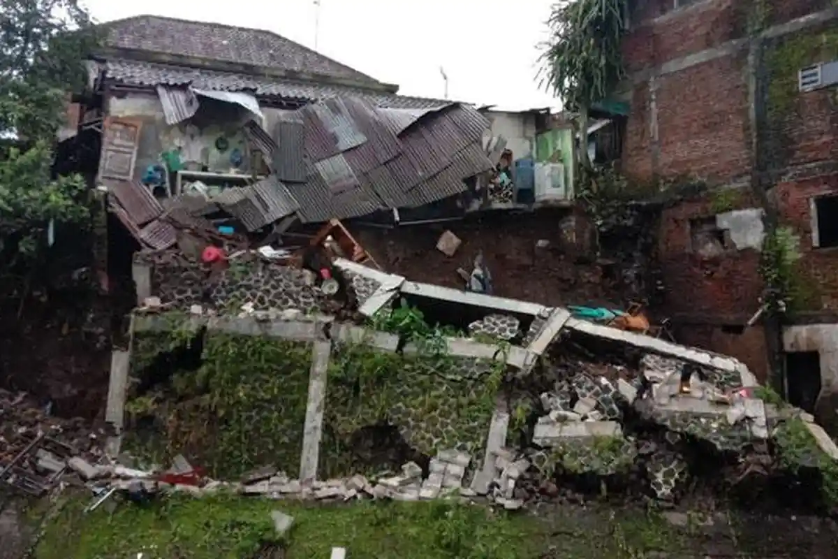 Rumah di Jalan Tapak Siring Kota Malang Ambrol, Dapur dan Kamar Mandi Hanyut ke Sungai Brantas