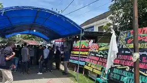Ratusan-pelayat-memadati-rumah-Mantan-Pelatih-PSM-Makassar-Syamsuddin-Batola.jpg