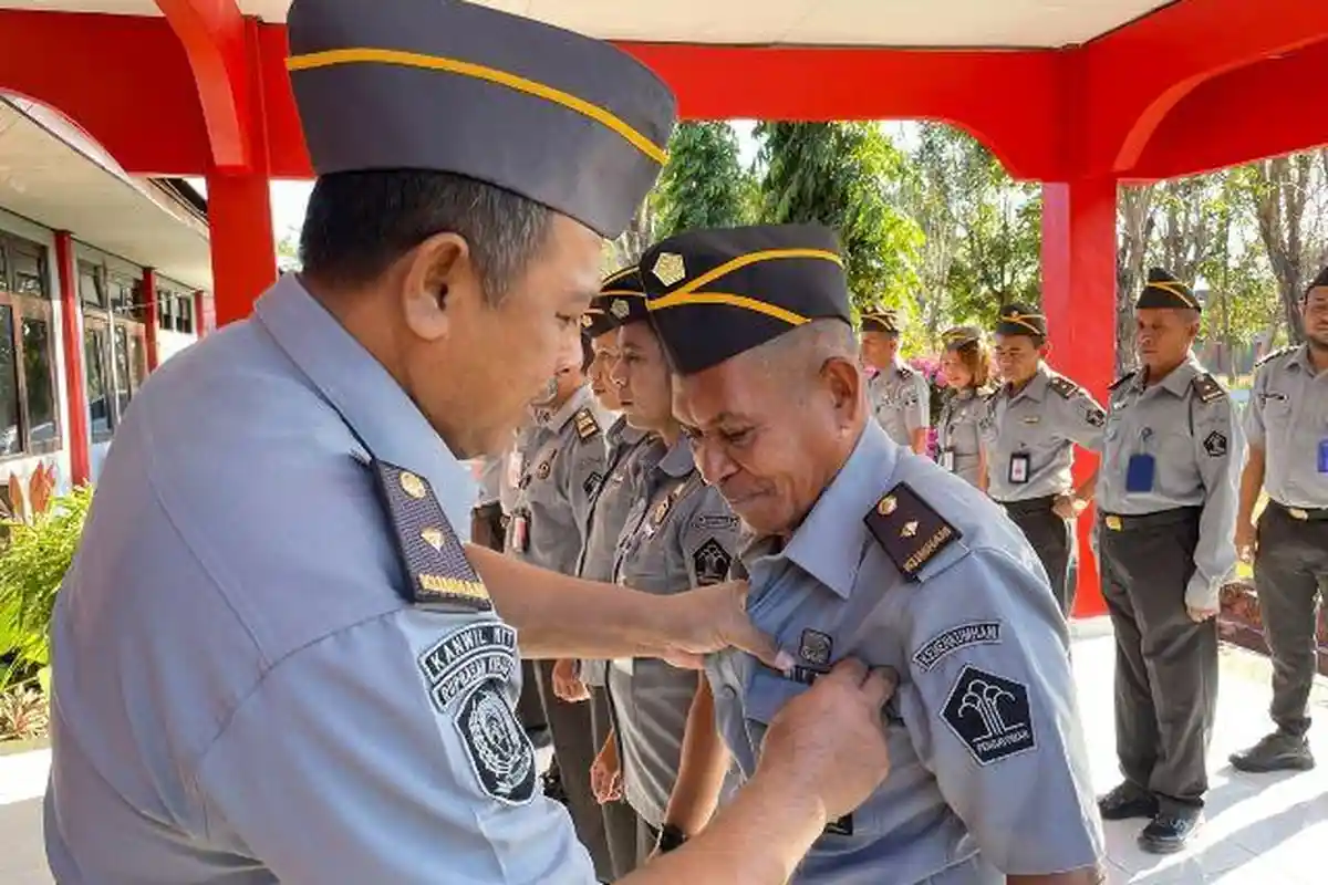 Enam Petugas Rupbasan Kupang Terima Penghargaan Satya Lencana Karya Satya 