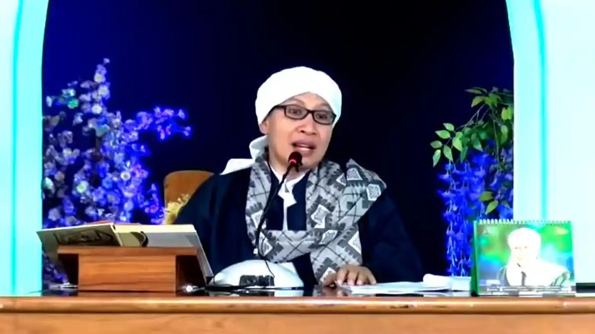 Tak Sengaja Telan Dahak Bikin Puasa Batal? Buya Yahya Beberkan Pandangan 2 Mahzab, Tekankan Hal Ini