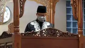 inilah-gubernur-dki-jakarta-saat-solat-taraweh-di-kuningan-singgung-pemulihan-ekonomi.jpg