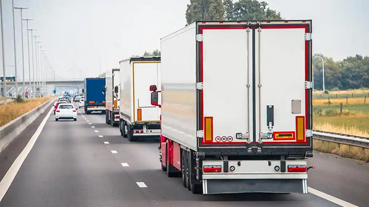 Bukan Pawai, Ternyata Ini Alasan Truk Berjalan Beriringan
