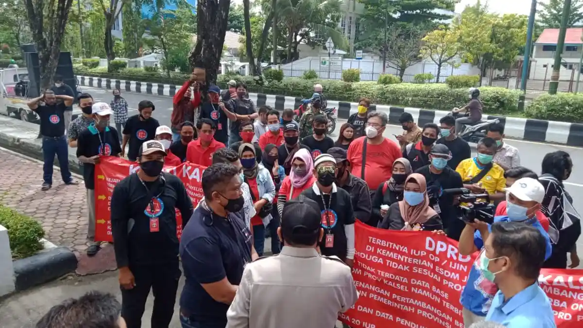 Demo di DPRD Kalsel, LSM Tuntut Usut 20 Perusahaan Tambang Tak Terdaftar di ESDM Kalsel