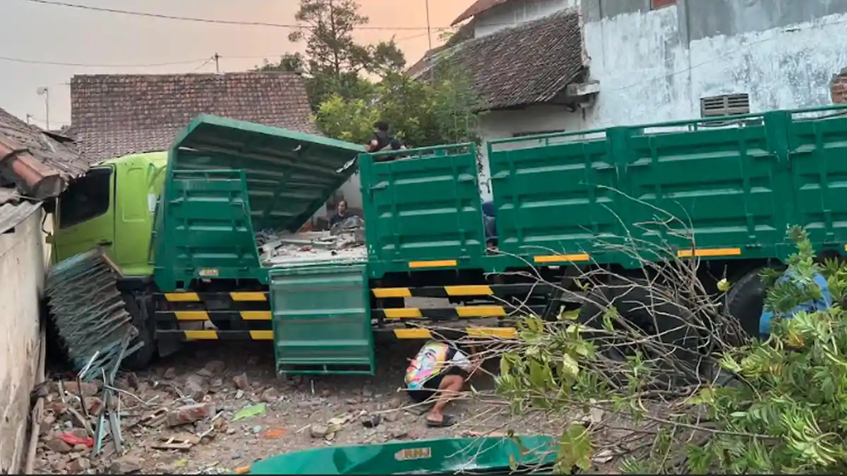 Detik-detik Truk Trailer Seruduk Rumah Warga Jombang, Warga Dengar Suara Dentuman Keras