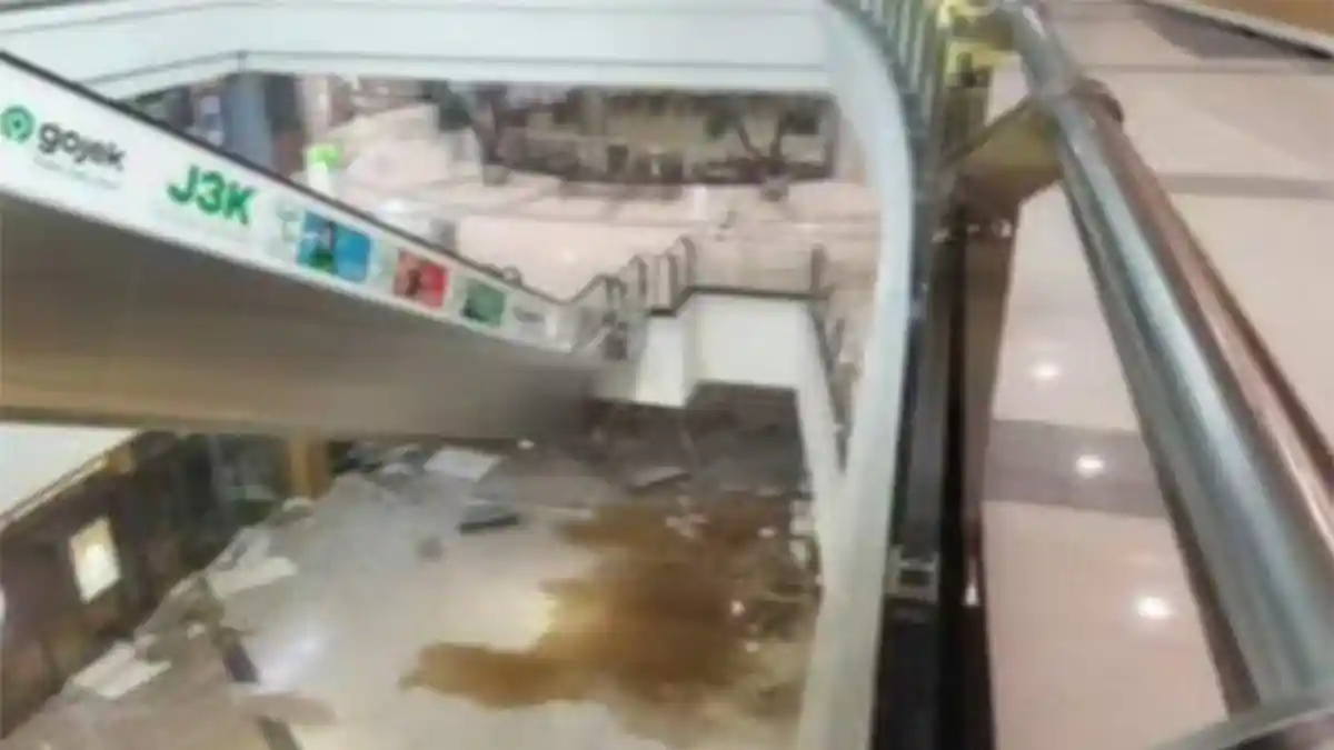Atap Margo City Mall Ambruk, Pegawai dan Pengunjung Panik dan Berhamburan Keluar Gedung