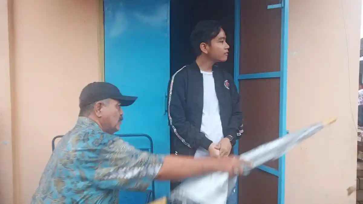 Ketika Gibran Rakabuming Nekat Terobos Hujan Demi Blusukan di Kampung Joho Solo