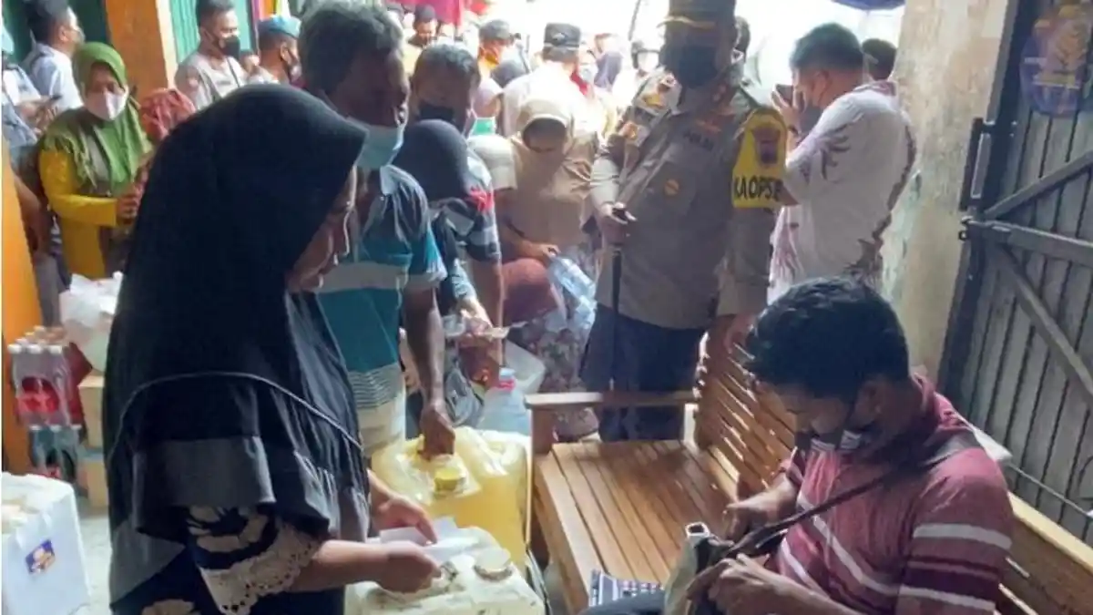 Pastikan Stok Aman, Polres Demak Kawal 2 Pengiriman Minyak Goreng Curah Hari Ini