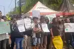 mahasiswa-demo-di-depan-Pendapa-Bupati-Jember-252023.jpg