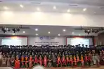 Para-wisudawan-beserta-Rektor-dan-para-Dosen-Universitas-Murni-Teguh.jpg
