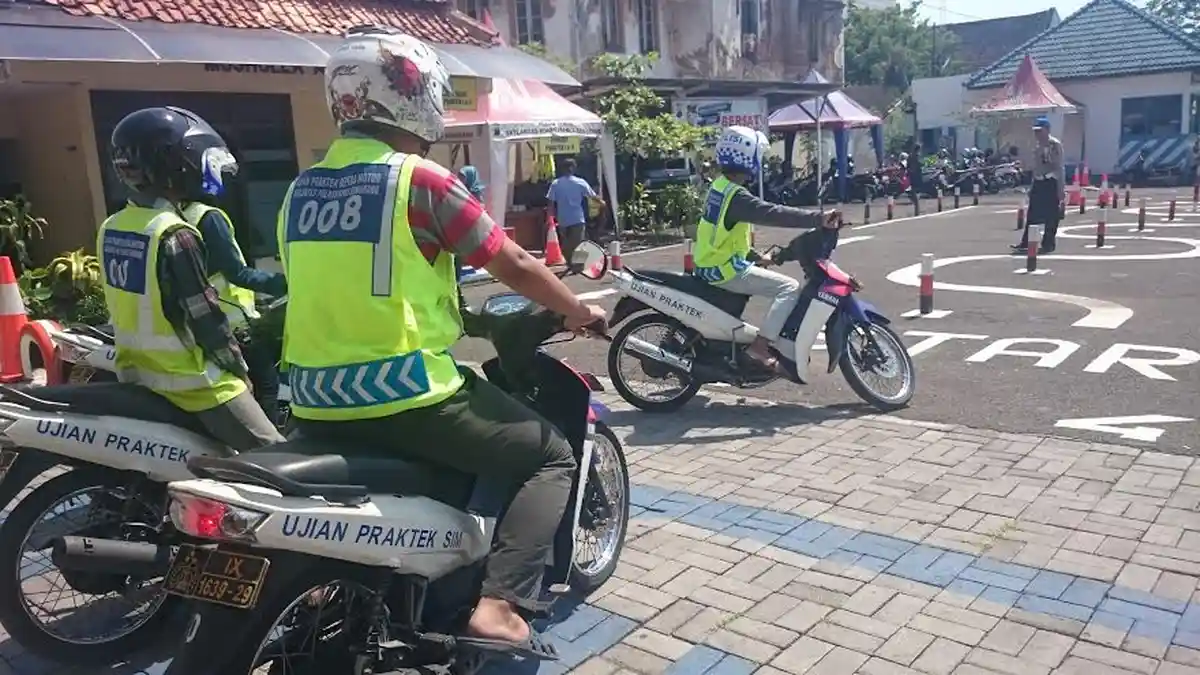 Pemohon SIM Antusias Ikuti Latihan Praktik Gratis Ujian SIM C