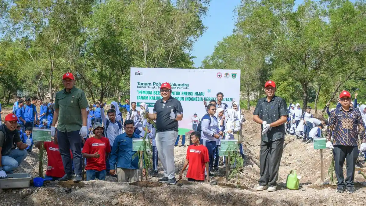 Semarak Sumpah Pemuda, PT Semen Padang dan Ratusan Pelajar Tanam 2.000 Pohon Kaliandra