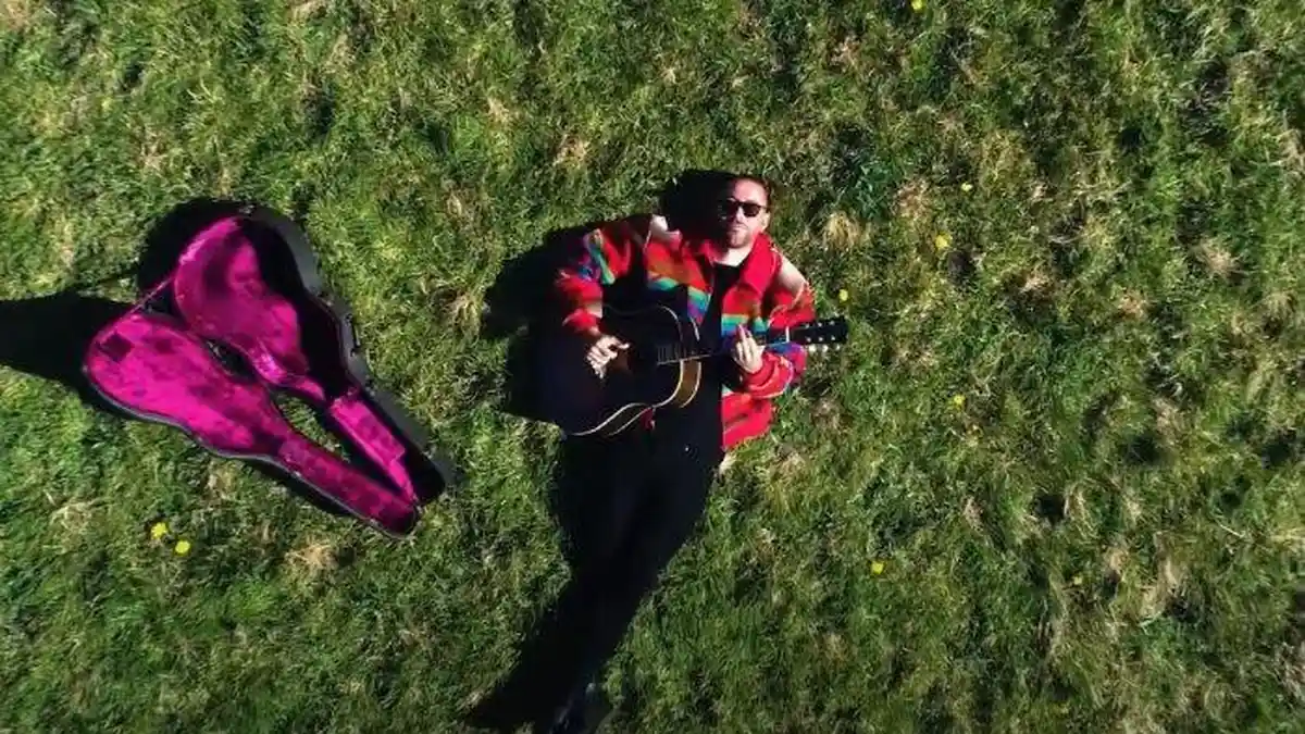 Lirik dan Terjemahan Lagu Tell Her - Bruno Major: Tell Me That We'll Work It Out