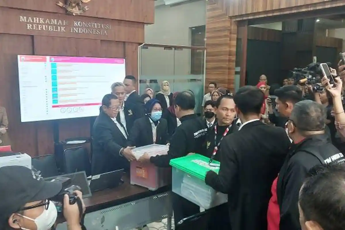 TPN Ganjar-Mahfud Bawa 10 Boks Lebih Alat Bukti Saat Daftar Sengketa Pilpres 2024 di MK