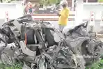 bangkai-mobil-suzuki-ertiga-yang-tertabrak-kereta-api.jpg