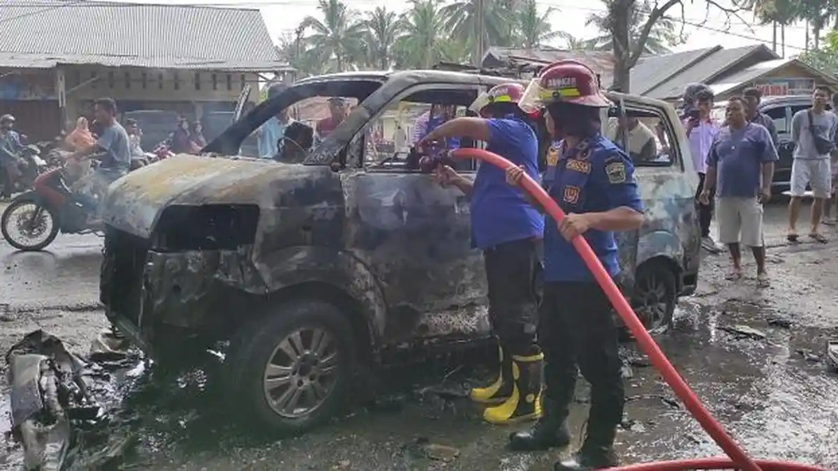 Minibus Suzuki APV Hangus Terbakar Dekat SPBU Banda Panduang Kota Solok