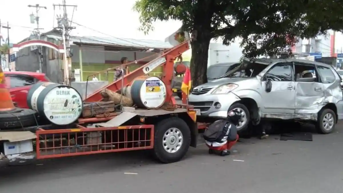 Avanza Terguling Usai Kecelakaan dengan Ninja di Karanganyar
