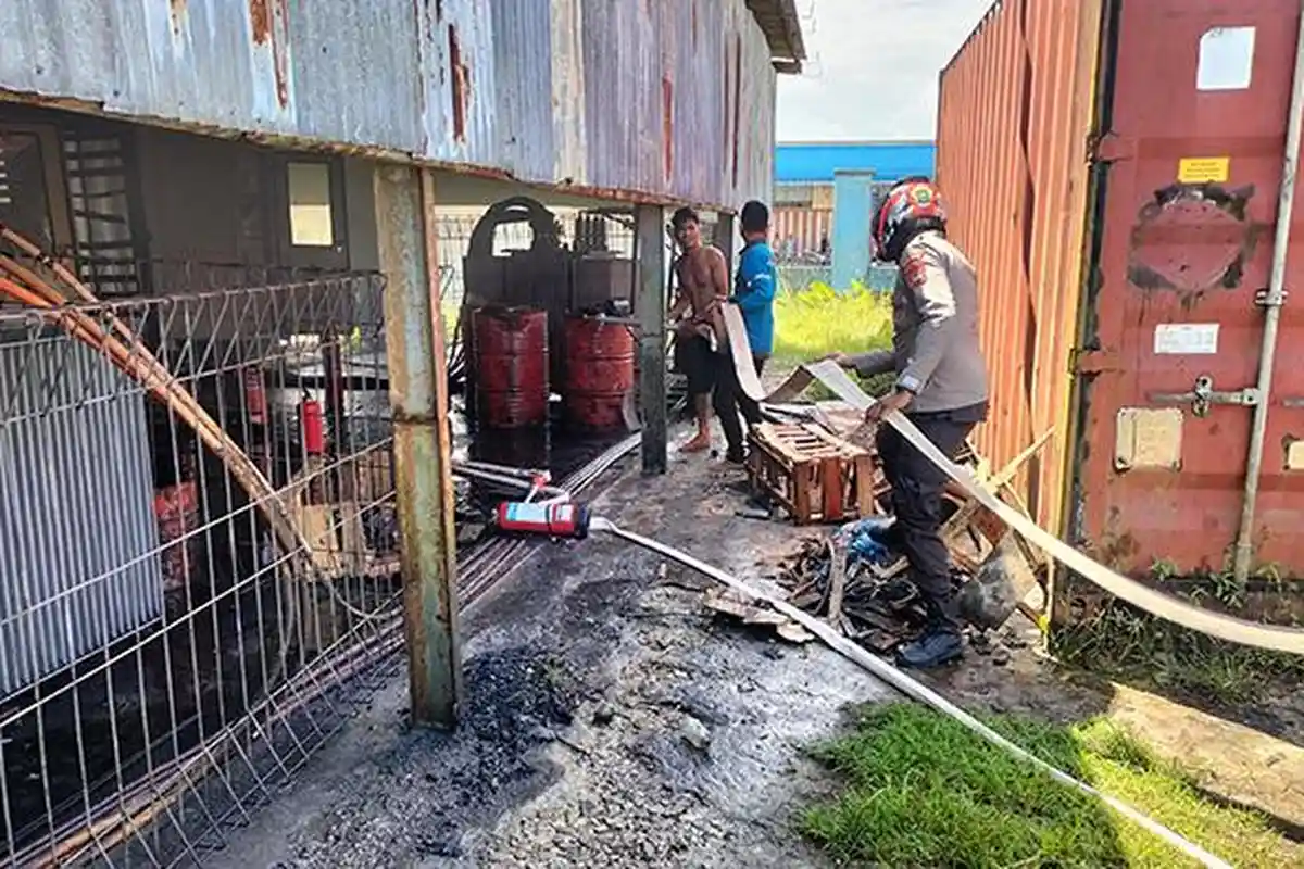 Satu Unit Mesin Milik PLN Sorong Selatan Terbakar, Polisi dan Petugas Berupaya Padamankan