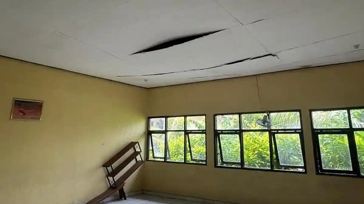 ATAP Jebol! Sering Bocor Saat Hujan, Kondisi Plafon Kelas SDN 1 Sumberkima Buleleng Memprihatinkan