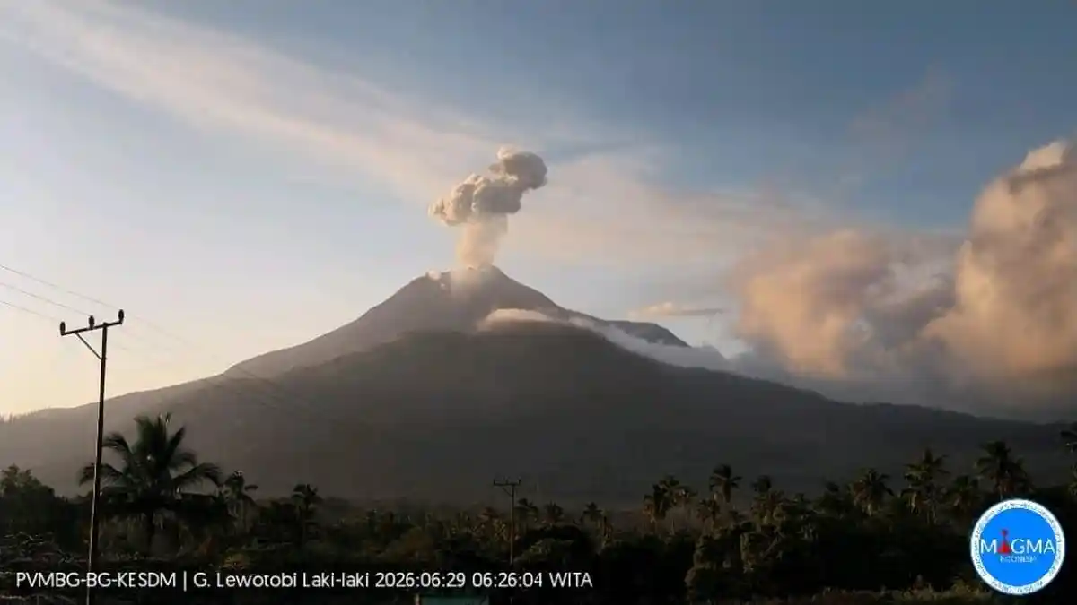 Dua Gunung Api di Flores Meletus Bersamaan, Warga Diminta Waspada - Pos-kupang.com