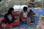 mengungsi-di-jalur-kereta-api_20200103_231745.jpg