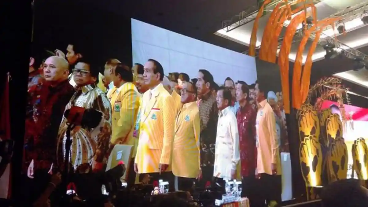 Peserta Munaslub Partai Golkar Soraki Wiranto dan Surya Paloh