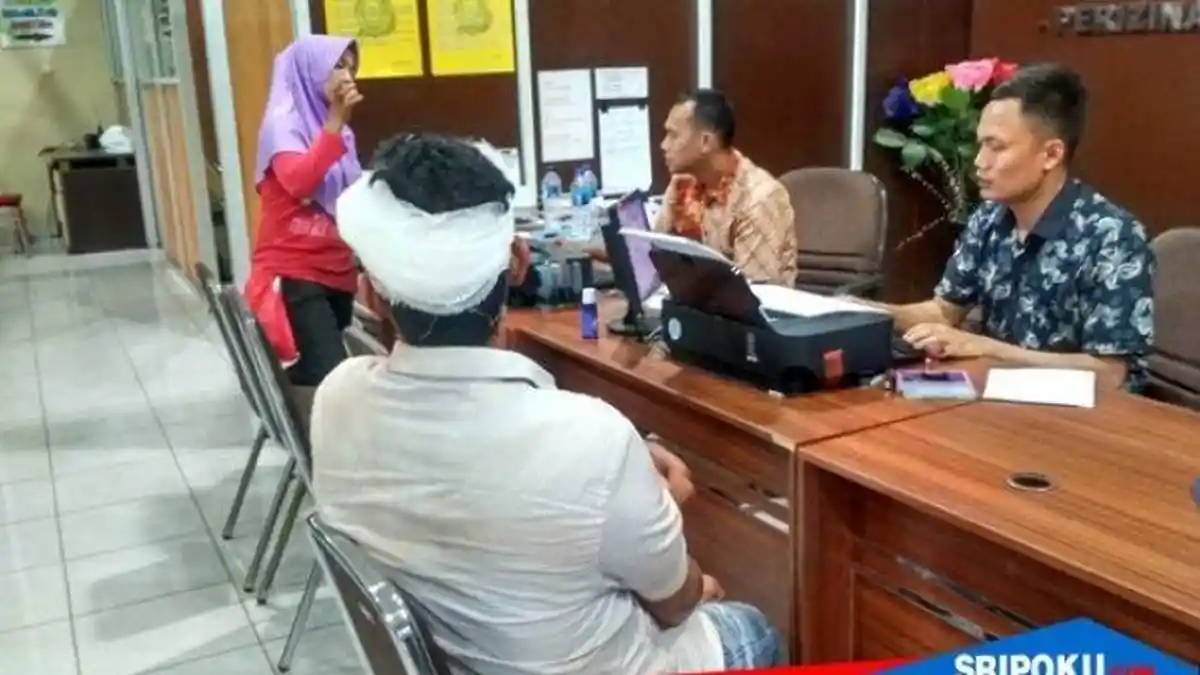 Tak Terima Ditegur, Sopir Angkot Kepruk Mulyadi Pakai Bata