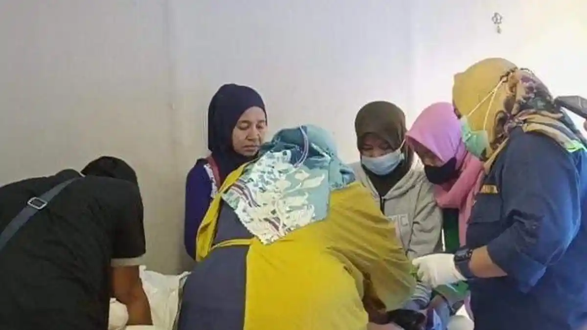 Seorang Ibu Melahirkan di Tengah Perjalanan Mudik