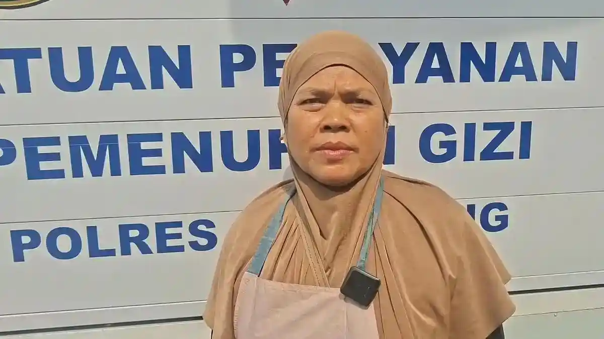 Dari TKW 16 Tahun di Arab Saudi, Atik Banting Setir Jadi Pencuci Tray MBG Lepas Gaji Besar