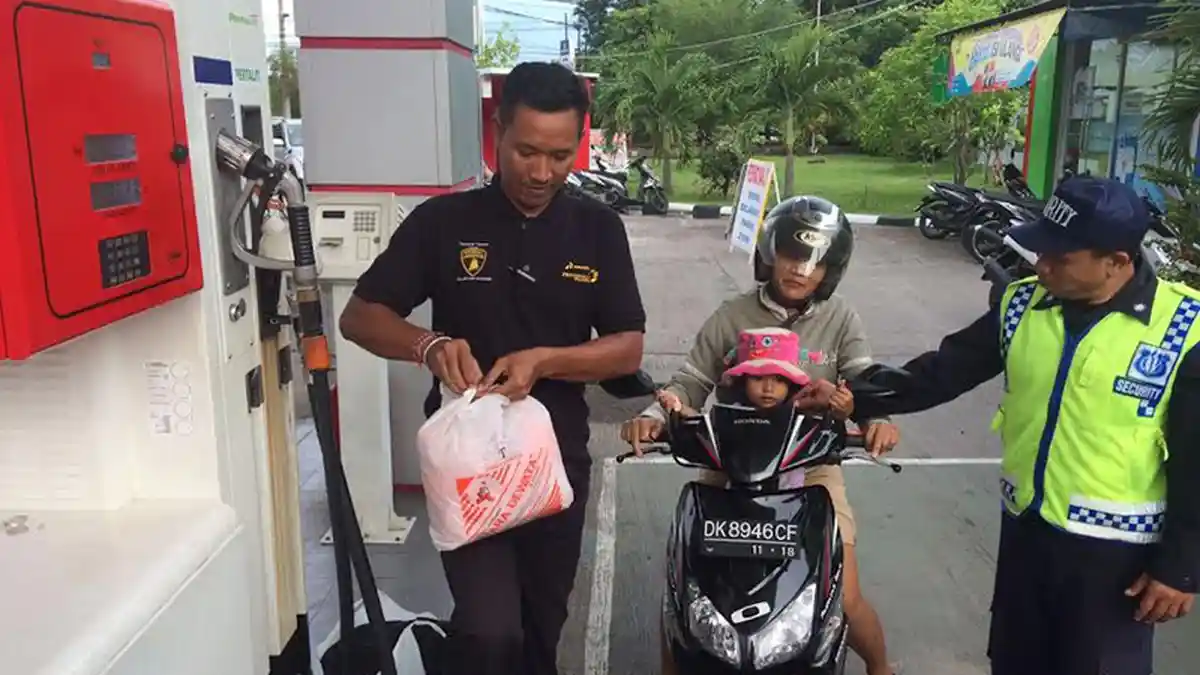 Tukar 10 Baju Bekas, Komang Sriani Dapat 2 Liter Pertalite Gratis