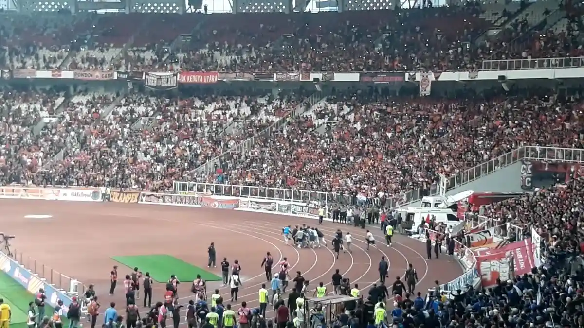 Kronologi Dirigen Aremania Tak Sadarkan Diri di GBK: Selamatkan Pertandingan & Mengidap Flek Paru