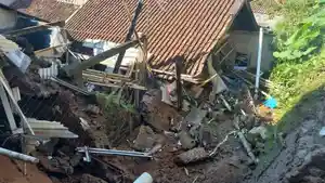 Sebuah-rumah-rusak-parah-tertimpa-reruntuhan-benteng-yang-longsor-di-Lembang.jpg