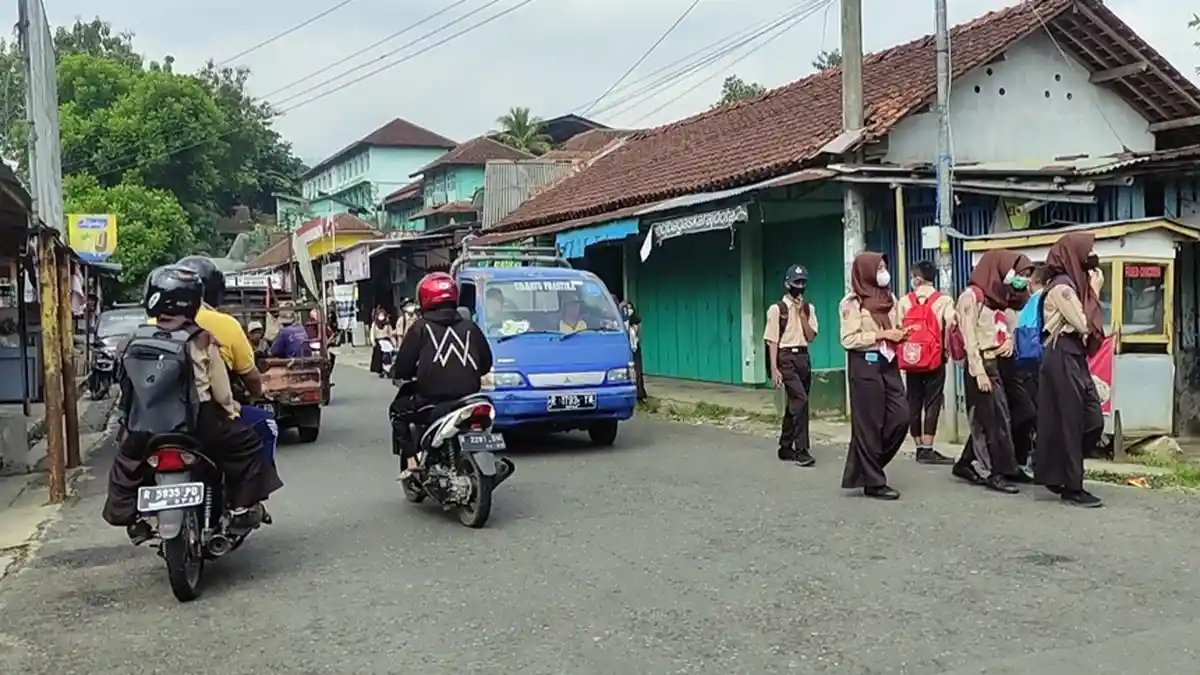 Tiap Sore Hari Seluruh Ruang Disemprot Disinfektan, Prokes SMPN 2 Punggelan Banjarnegara Selama PTM