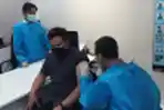 Suntik Vaksin Covid-19 Penumpang Pesawat Garuda