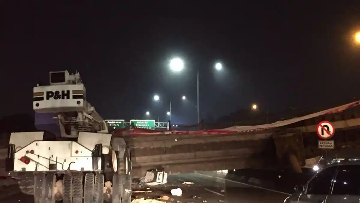 Breaking News: Jembatan Penyeberangan Ambruk Ditabrak Crane