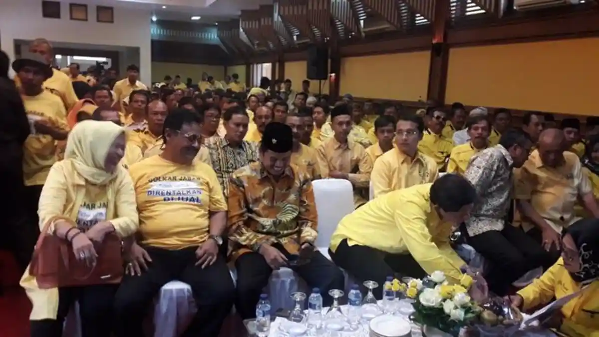 Pendukung Dedi Mulyadi Pakai Kaus Bertuliskan ''Golkar Jabar Tidak Direntalkan Apalagi Dijual''