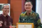 Wali-Kota-Wali-Kota-Banjarbaru-Aditya-Mufti-Arifffin-terima-penghargaan-dr-KPK.jpg