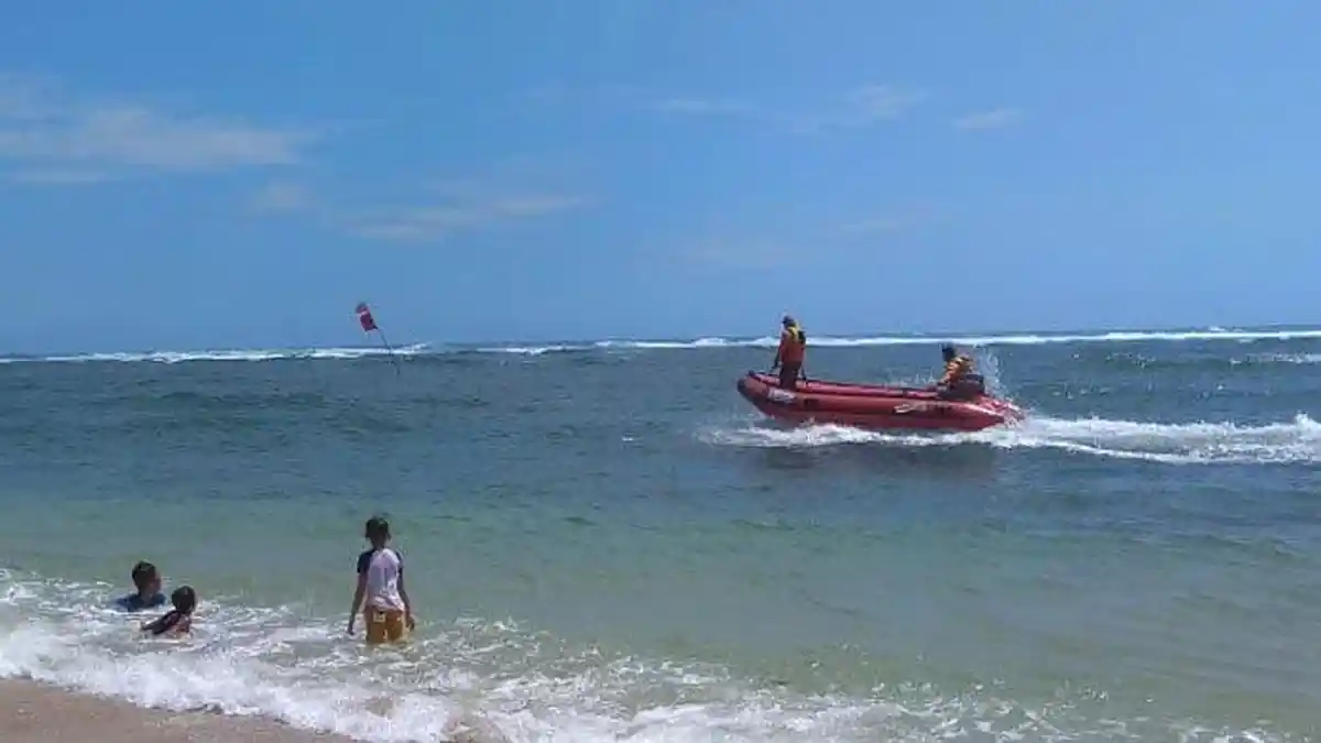 Meski Aman, Wisatawan Diingatkan Tetap Waspada Bermain di Pantai Balekambang Malang