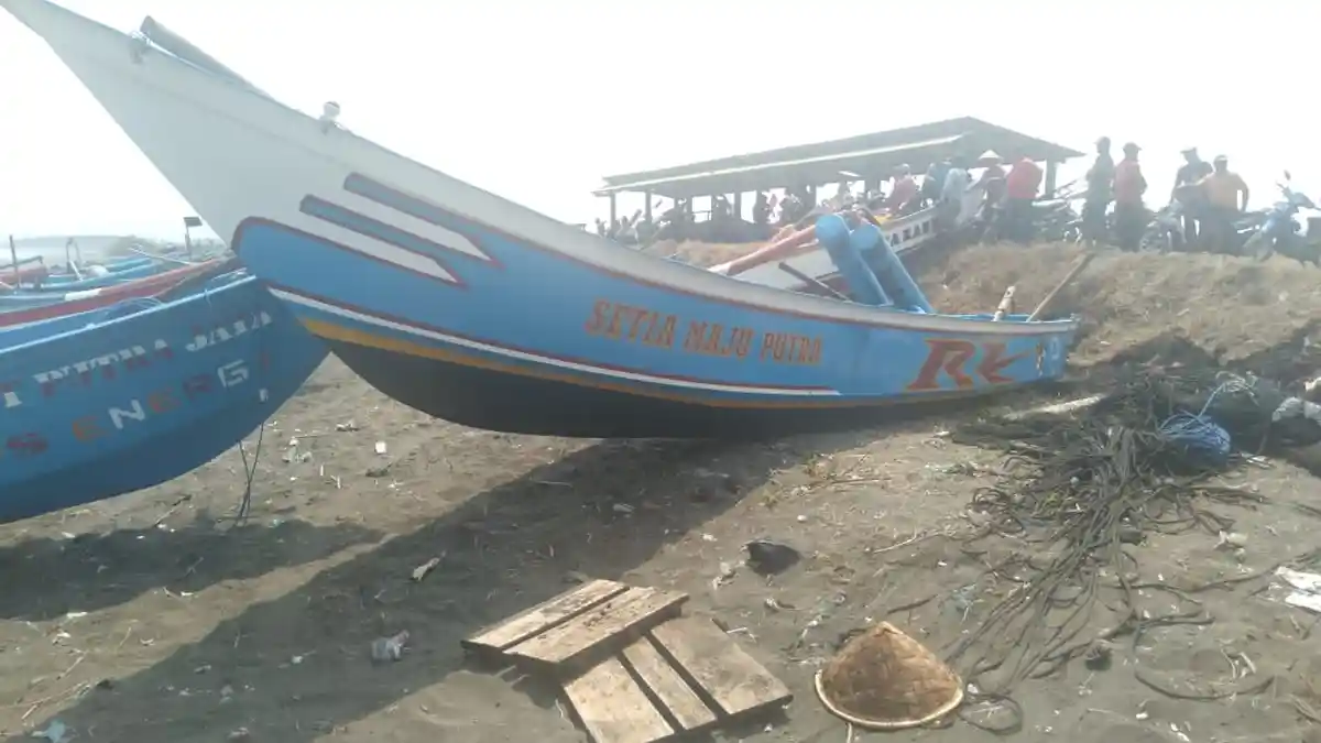 BREAKING NEWS : Kecelakaan Kapal, Dihantam Gelombang Tinggi, 2 Nelayan Cilacap Hilang