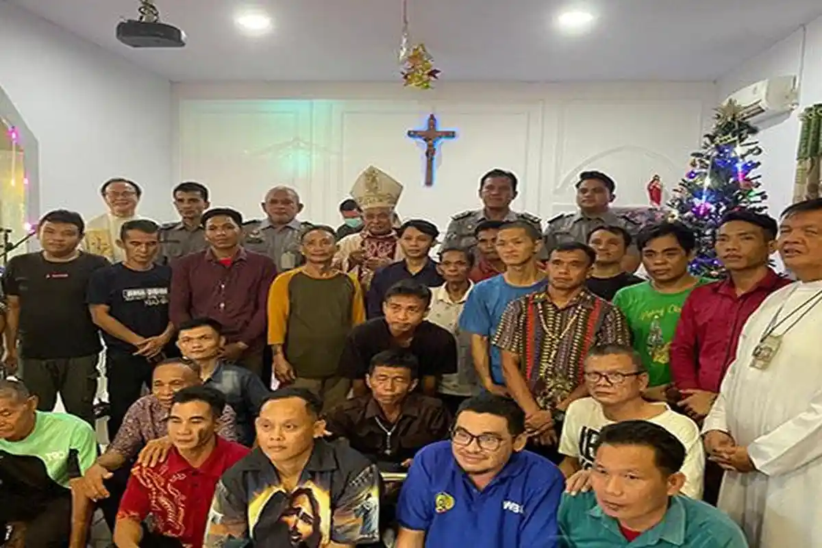 Uskup Agustinus Kunjungi Lapas Kelas II A Pontianak Sebagai Simbol Pembebasan Sambut Tahun Yubelium